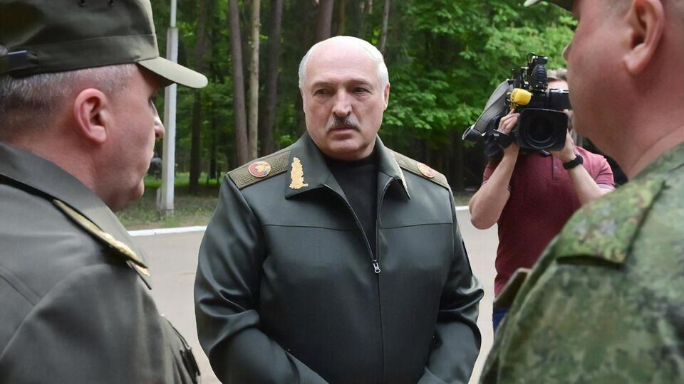 Лукашенко (по центру) боится восстания в Беларуси, считает польский генерал Скшипчак