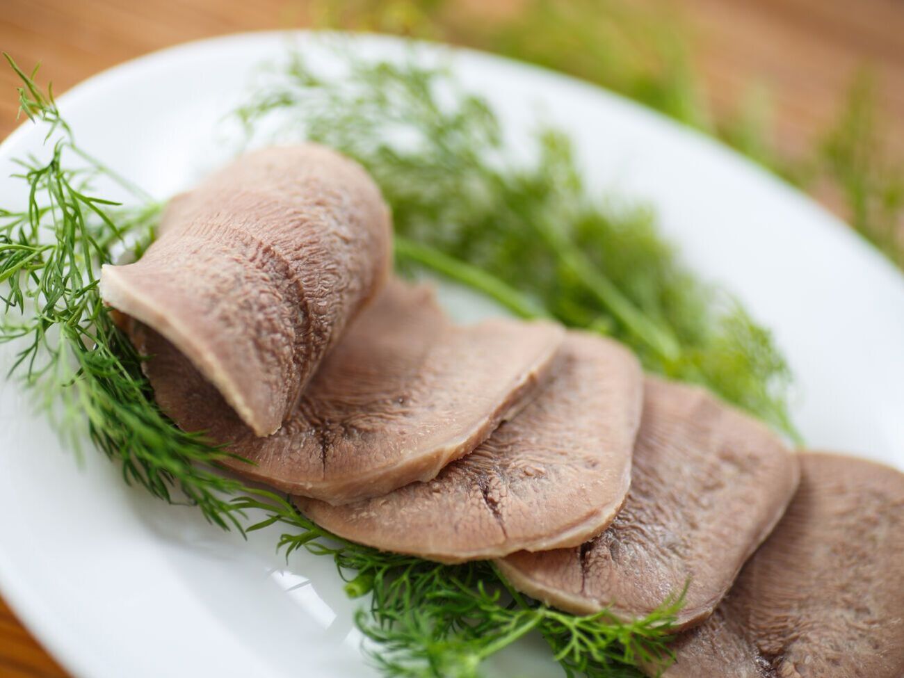 Відразу після приготування язик необхідно залити холодною водою