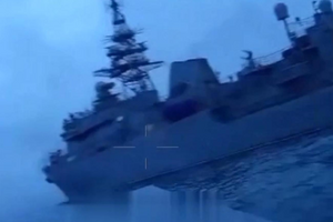 Попри заяви міноборони РФ, корабель ЧФ РФ "Иван Хурс" дістав серйозні пошкодження внаслідок атаки надводного дрона. Про це у військових колах повідомили виданню "УП"