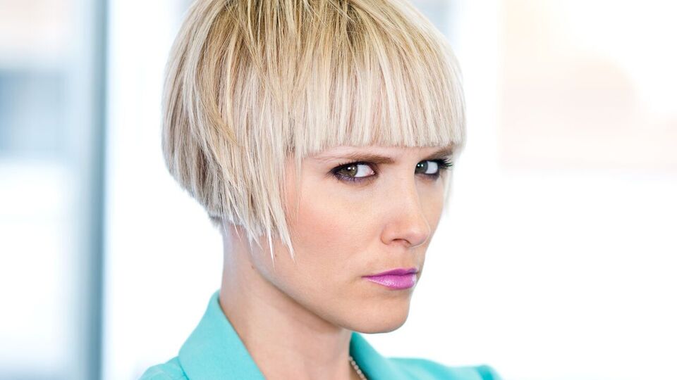 По словам эксперта, женщинам лучше избегать стрижек, когда волосы на макушке пострижены гораздо короче, чем впереди и по бокам