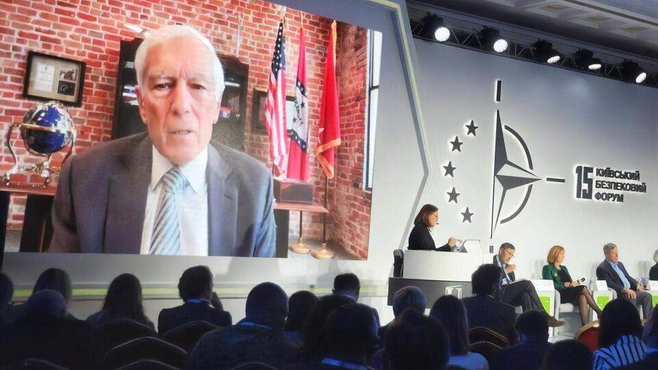 Кларк (на фото): Путин должен увидеть, что США и НАТО не запуганы