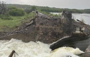 В результате повреждения плотины есть риск подтопления в шести населенных пунктах, в которых проживает 981 человек