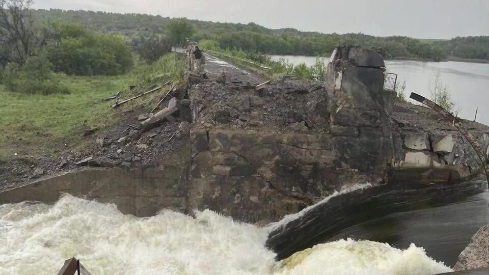 Унаслідок пошкодження греблі є ризик підтоплень у шести населених пунктах, у яких проживає 981 особа