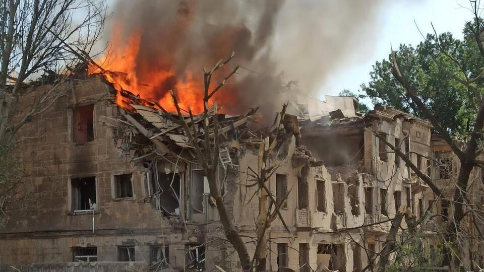 В Днепре российская ракета разрушила здание поликлиники