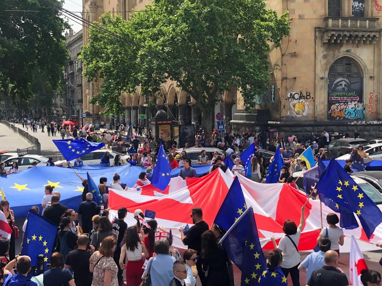 По данным СМИ, один человек задержан