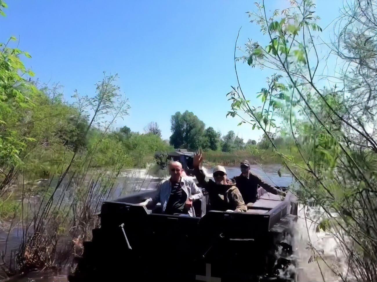 Два таких вездехода уже воюют в разных подразделениях, сообщил Резников