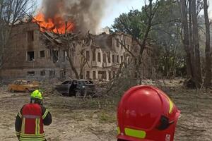 На місці удару російської ракети по будівлі поліклініки у Дніпрі триває ліквідація пожежі й розбір завалів