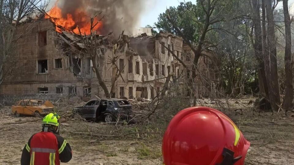 На месте удара российской ракеты по зданию поликлиники в Днепре продолжается ликвидация пожара и разбор завалов