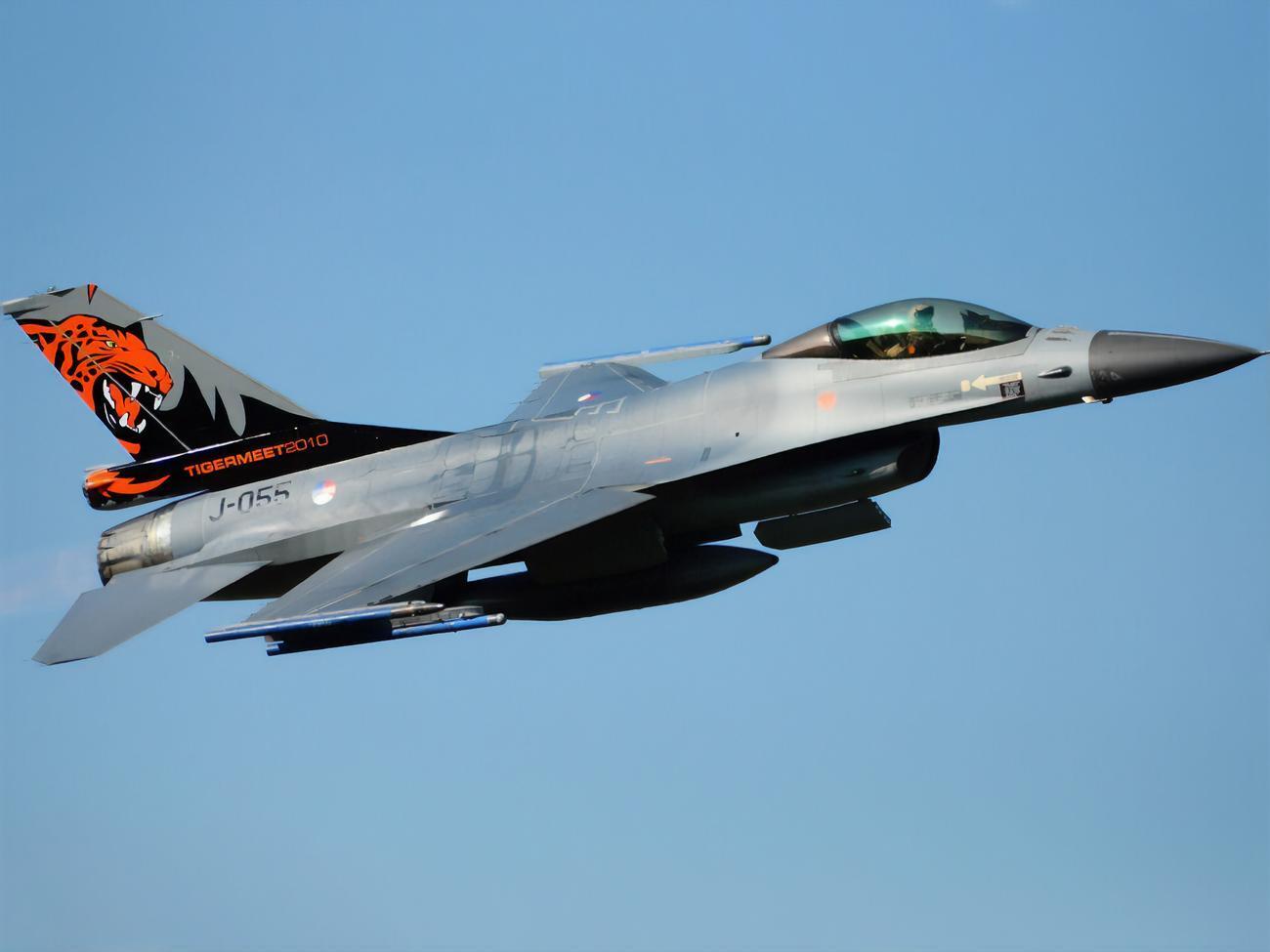 По данным Bloomberg, Нидерланды имеют на вооружении 42 истребителя F-16