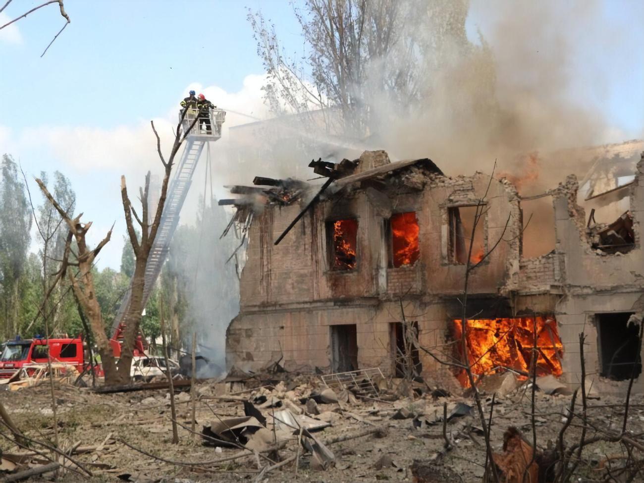 Рятувальники ліквідували пожежу, яка виникла внаслідок прильоту російської ракети