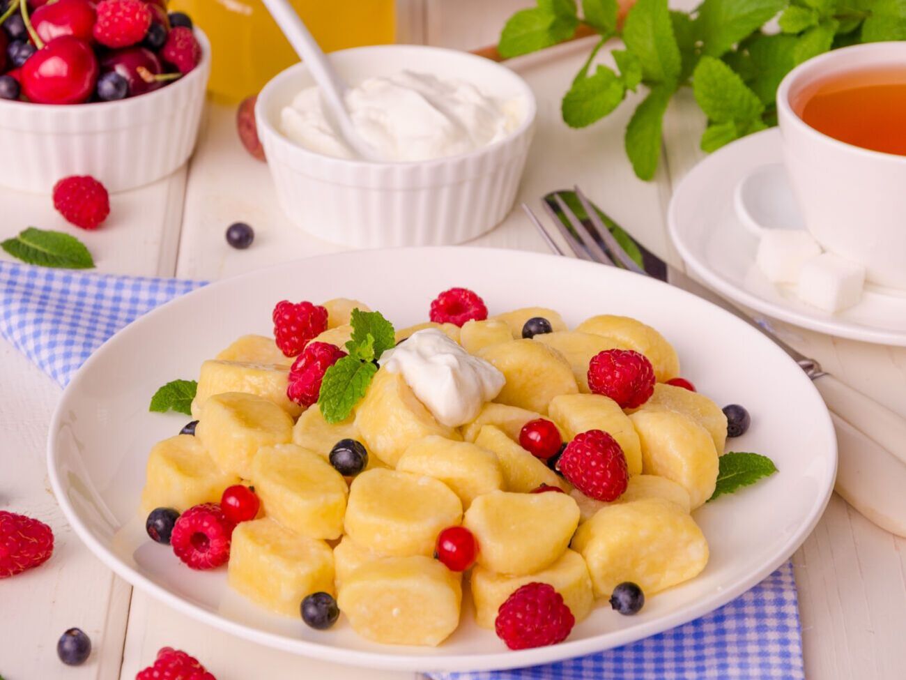 Для приготовления ленивых вареников понадобятся только яичные желтки без белков