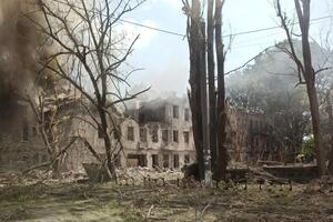 Поліція допомагала постраждалим вибратися з будівлі поліклініки в перші хвилини після удару