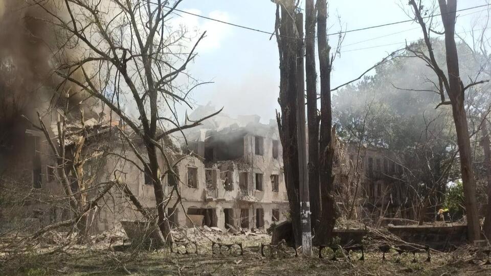 Полиция помогала пострадавшим выбраться из здания поликлиники в первые минуты после удара