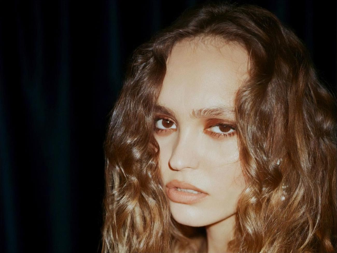 Лили-Роуз Мелоди Депп состоит в отношениях с девушкой