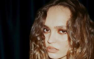 Лили-Роуз Мелоди Депп состоит в отношениях с девушкой