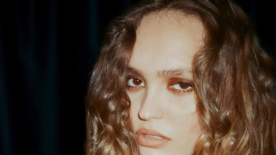 Лили-Роуз Мелоди Депп состоит в отношениях с девушкой