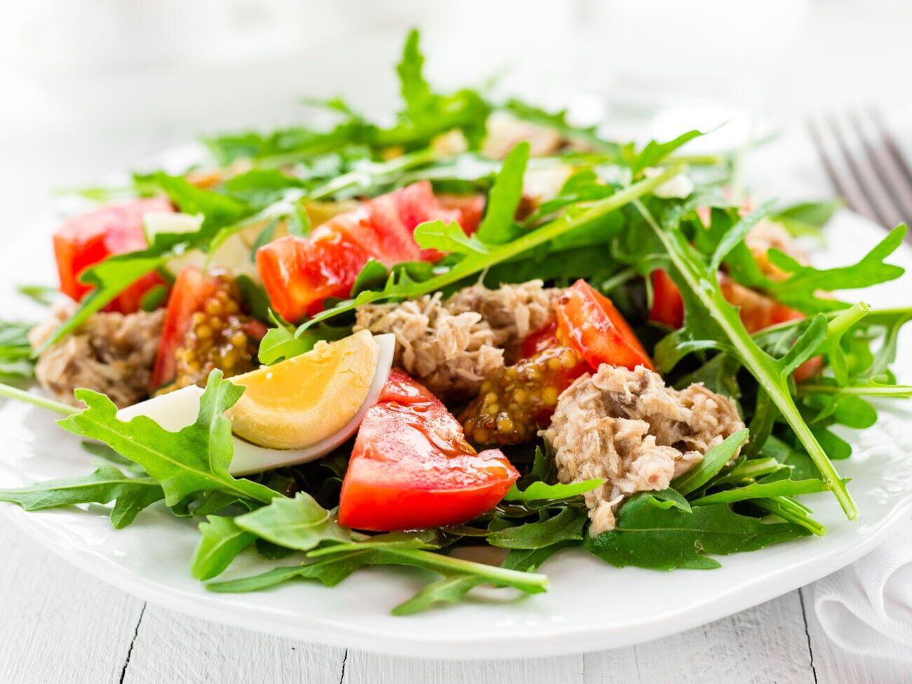 Для салата понадобится руккола, томаты черри, яйца и тунец