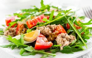 Для салата понадобится руккола, томаты черри, яйца и тунец