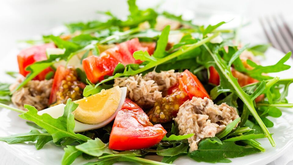 Для салата понадобится руккола, томаты черри, яйца и тунец