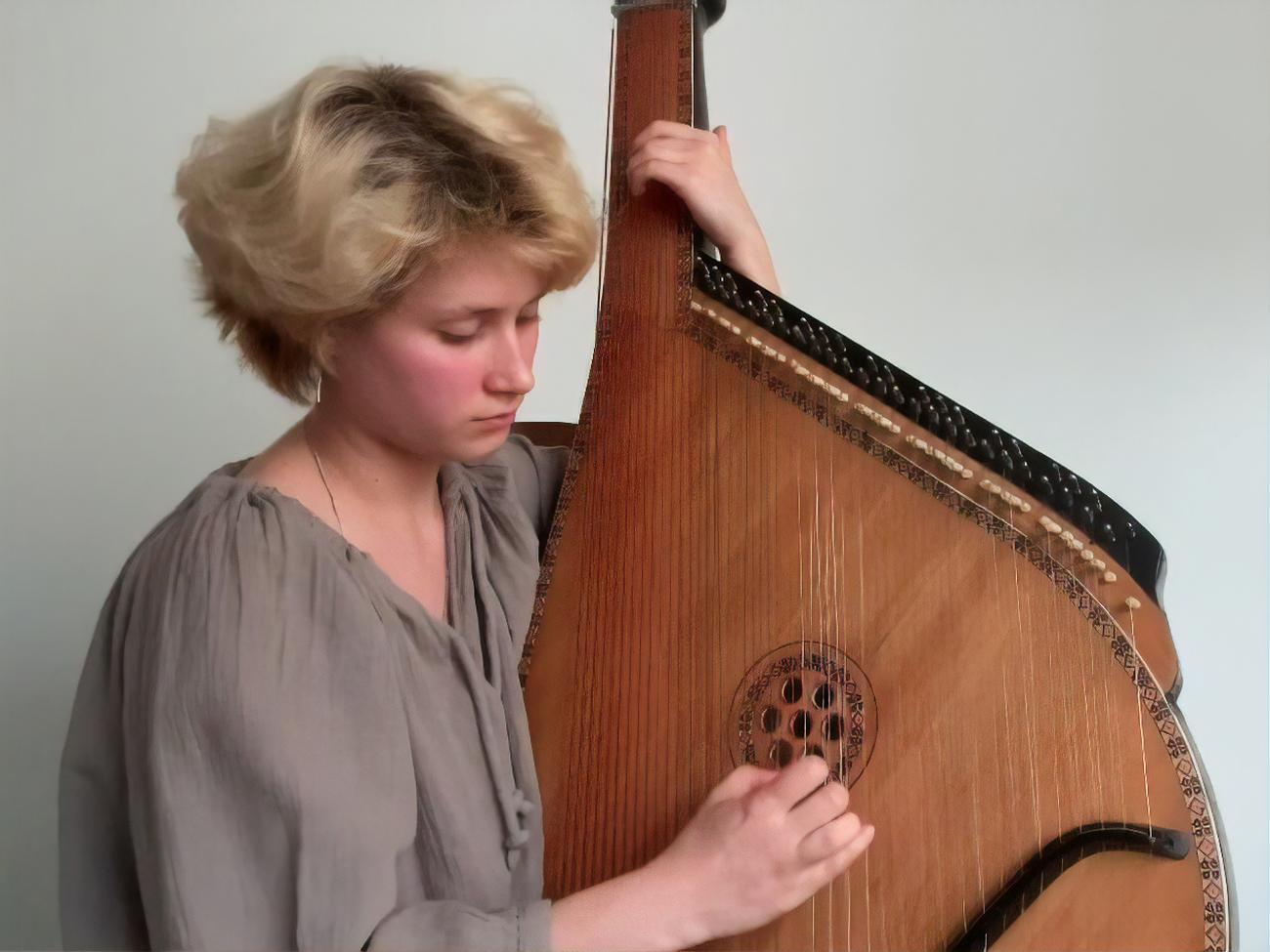 Вдовиченко играет на бандуре, хочет развиваться и помогать людям