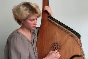 Вдовиченко играет на бандуре, хочет развиваться и помогать людям