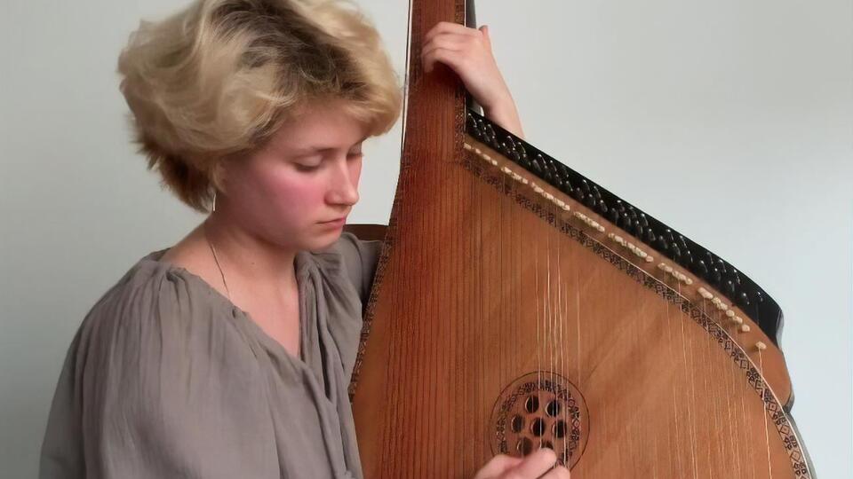 Вдовиченко играет на бандуре, хочет развиваться и помогать людям