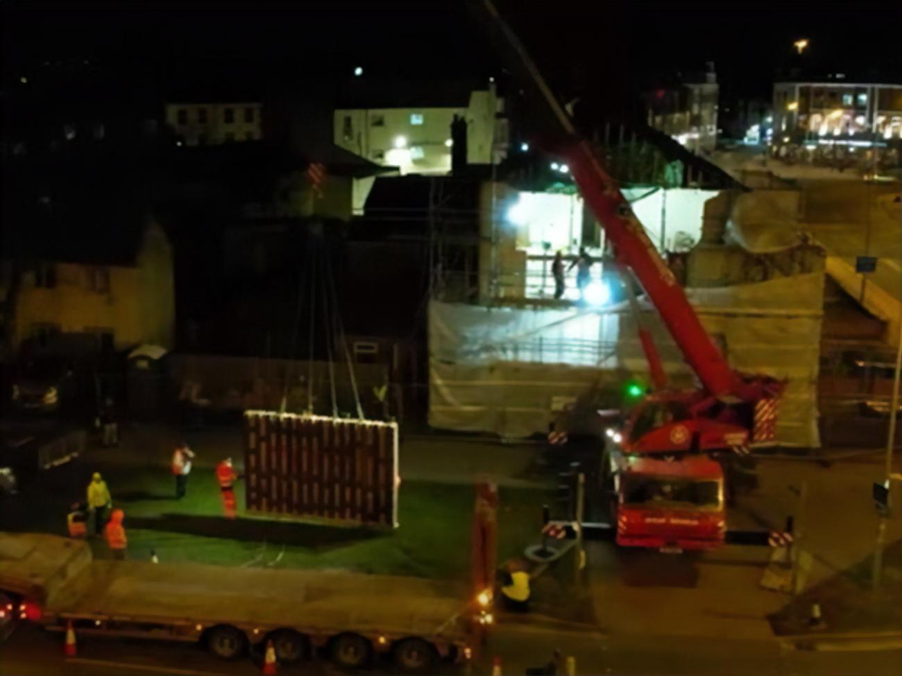 Для цілісного демонтажу стіни її зміцнили 12 шарами смоли, скловолокна і 5 тоннами сталі