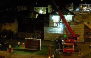 Для целостного демонтажа стены ее укрепили 12 слоями смолы, стекловолокна и 5 тоннами стали