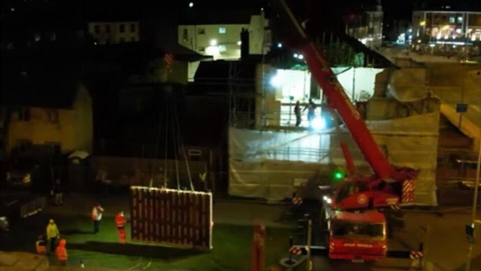 Для цілісного демонтажу стіни її зміцнили 12 шарами смоли, скловолокна і 5 тоннами сталі