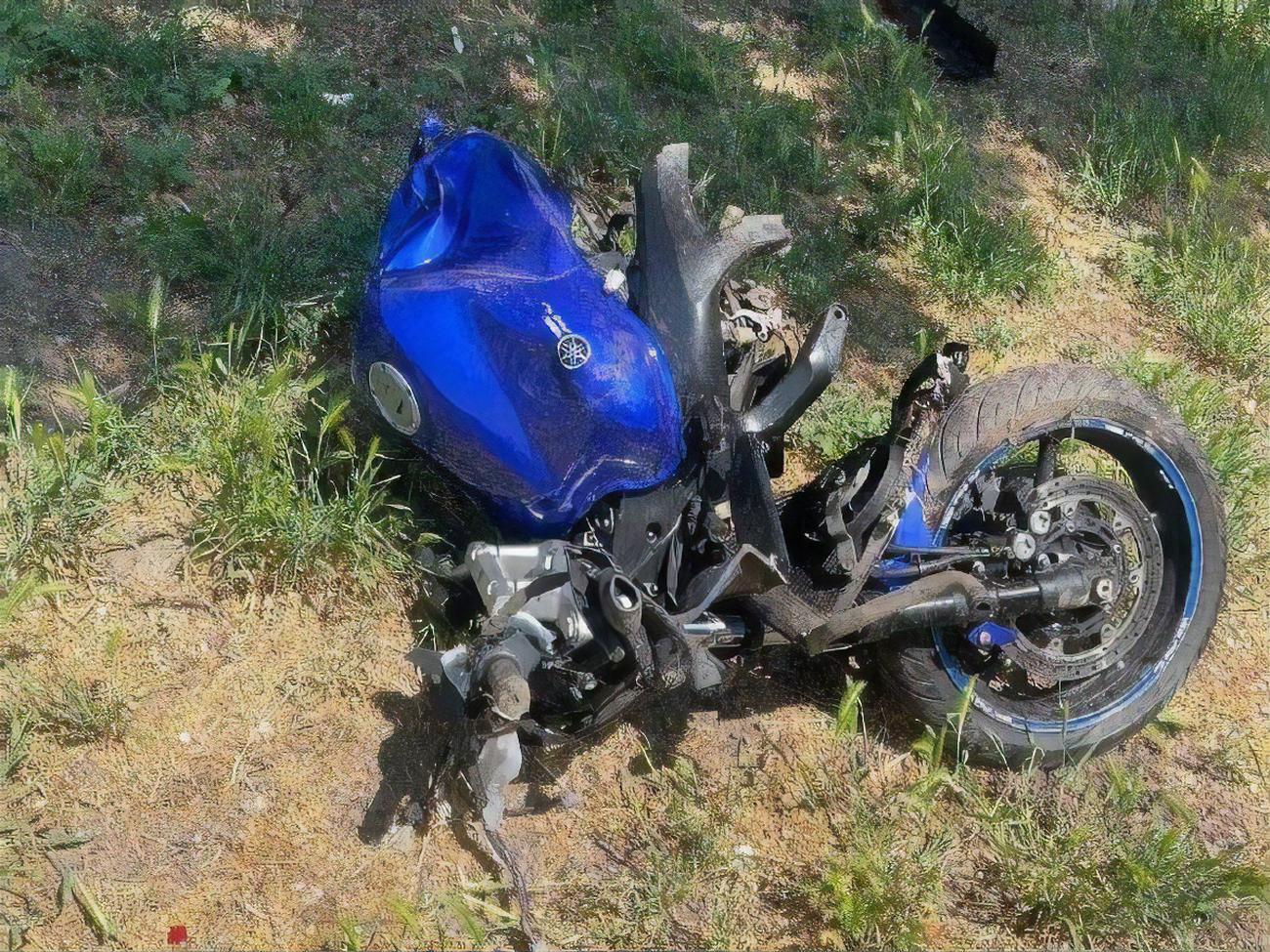 Мотоциклист ехал "на красный", врезался в автомобиль, а потом в людей