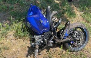 Мотоциклист ехал "на красный", врезался в автомобиль, а потом в людей