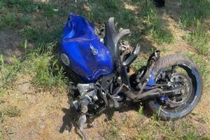 Мотоциклист ехал "на красный", врезался в автомобиль, а потом в людей