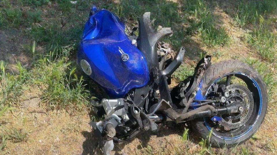 Мотоцикліст їхав на червоне світло, врізався в автомобіль, а потім – у людей