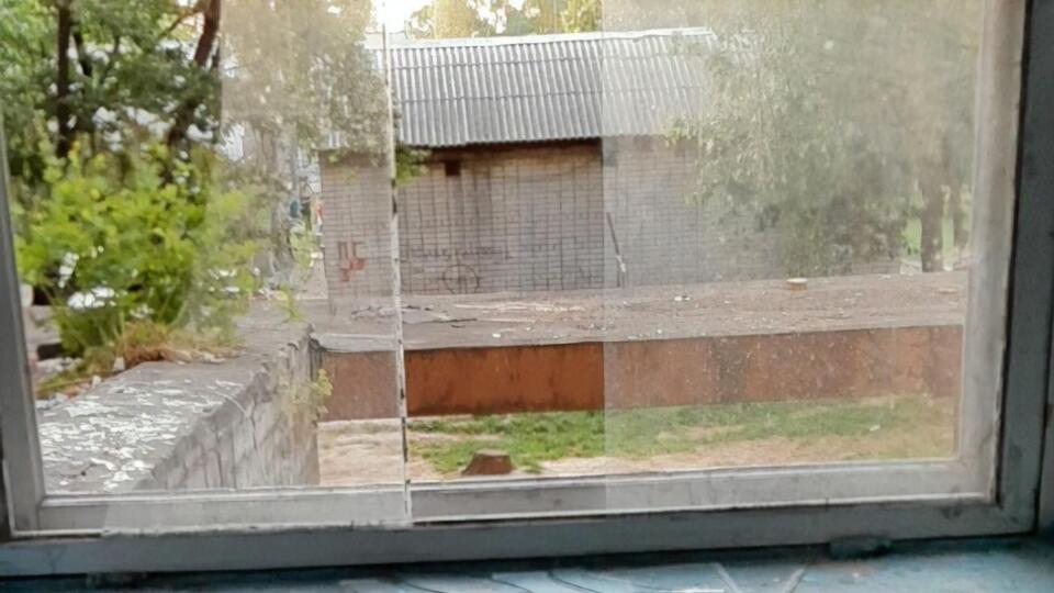 У багатьох будинках у Житомирі вилетіли шибки, пошкоджено двері, повідомили у міськраді