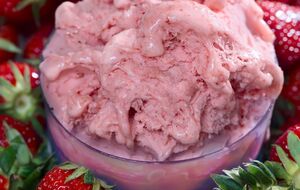 Мороженое после приготовления должно настояться в холодильнике около четырех часов