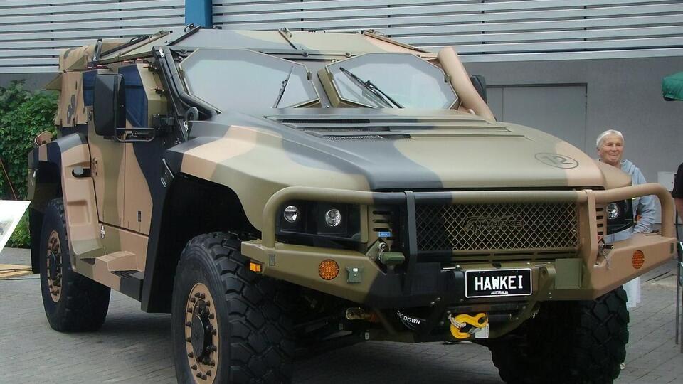 По словам министра, австралийские бронеавтомобили Hawkei могут "оказать неоценимую помощь войскам в ходе контрнаступления"