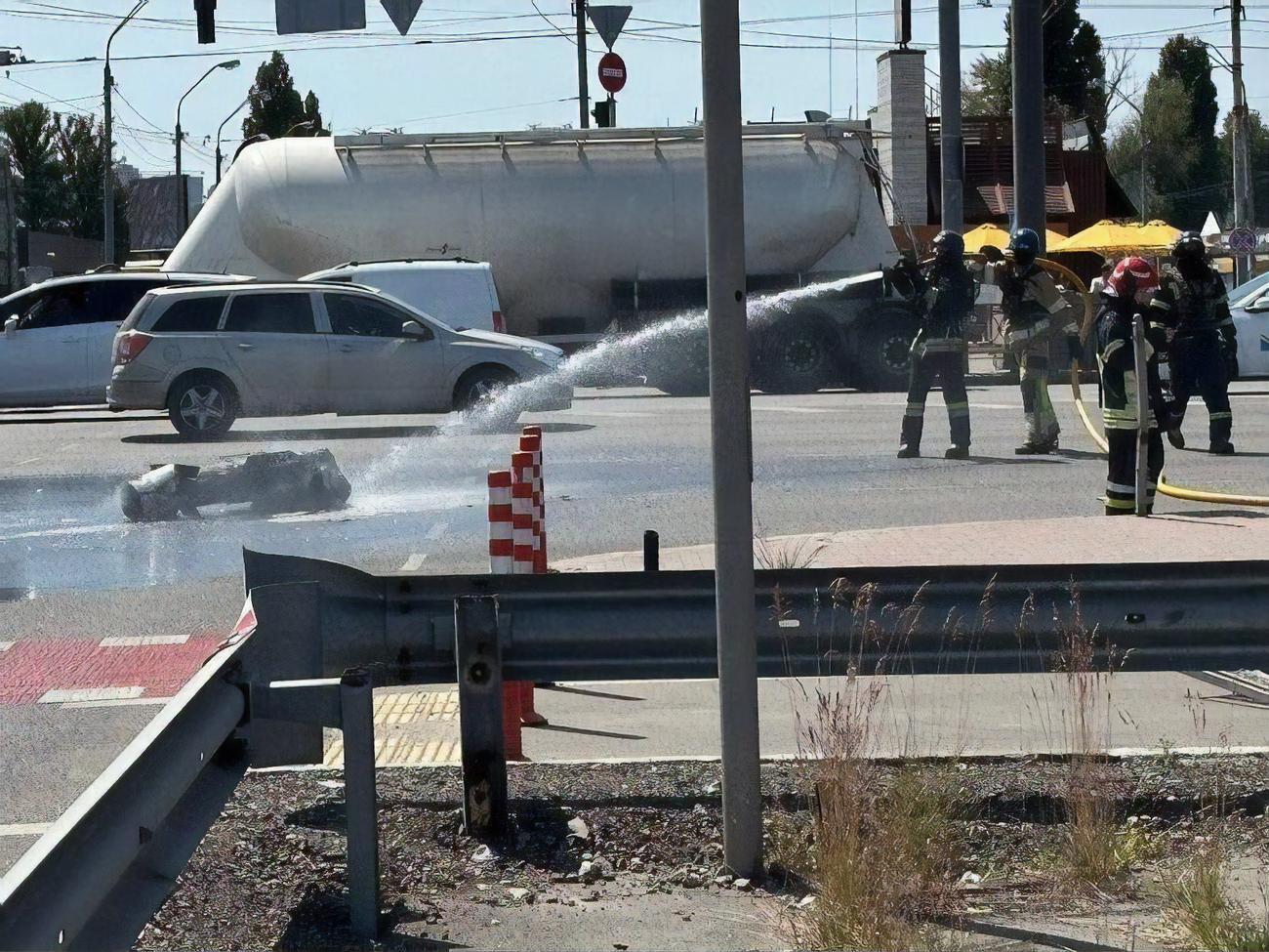 Спасатели прибыли тушить обломки, упавшие на дорогу