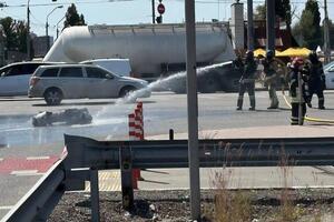 Спасатели прибыли тушить обломки, упавшие на дорогу