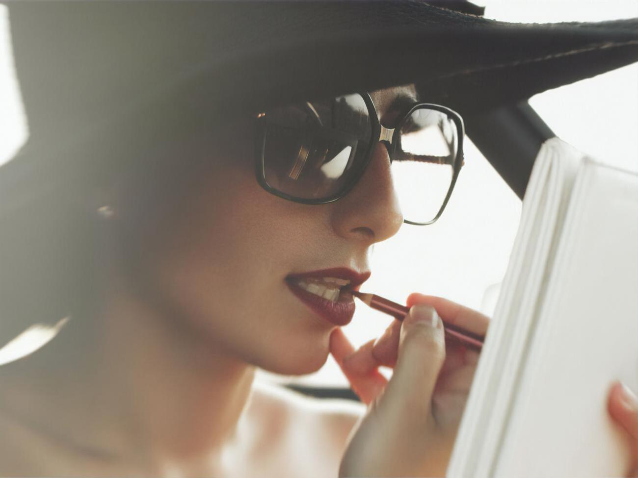 Женщинам с возрастом лучше не выбирать слишком темные тона