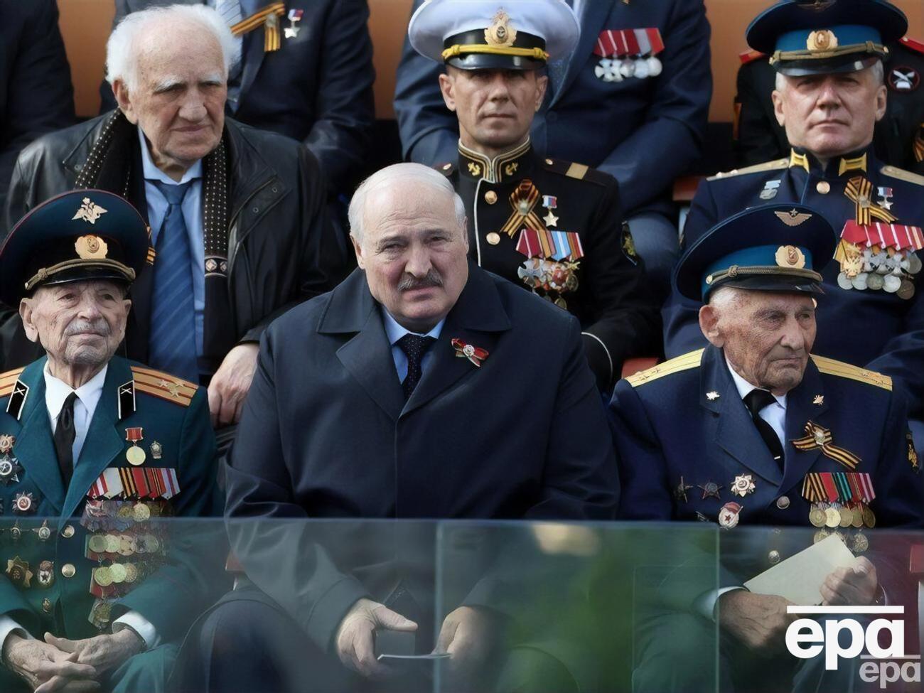 Стан здоров'я Лукашенка почали обговорювати після його появи із забинтованою рукою в Москві 9 травня