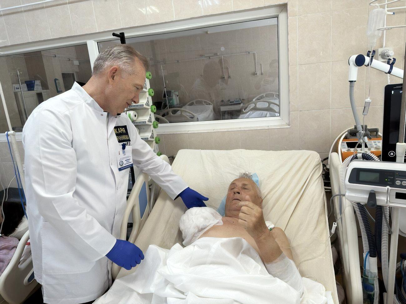 80-летний Дмитрий – пенсионер-прохожий, вышел за водой во время атаки по Днепру и потерял руку. Бодро держится и верит только в нашу победу