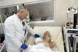 80-летний Дмитрий – пенсионер-прохожий, вышел за водой во время атаки по Днепру и потерял руку. Бодро держится и верит только в нашу победу