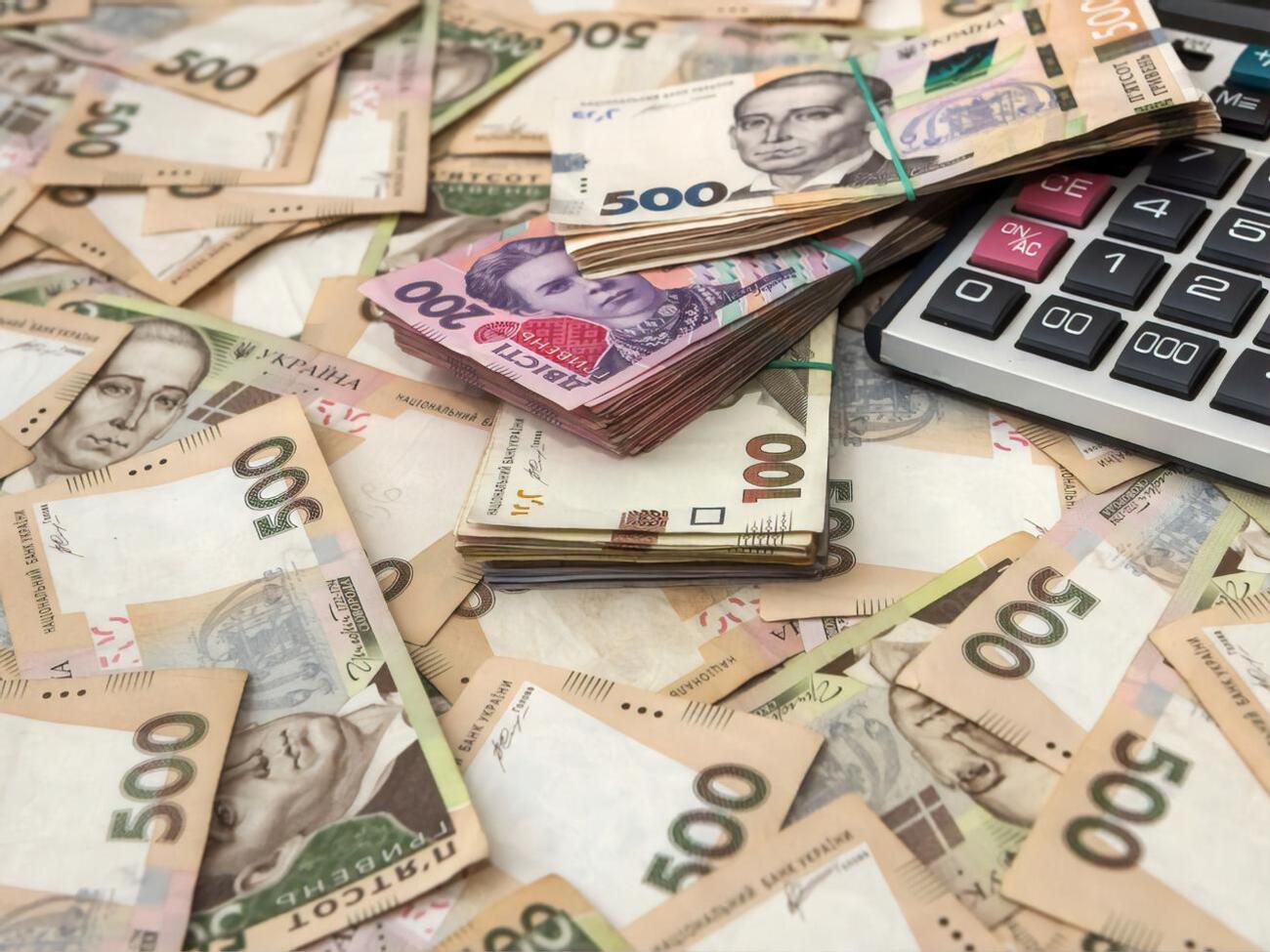 Минэкономики предложило повысить размер должностного оклада работника І тарифного разряда единой тарифной сетки