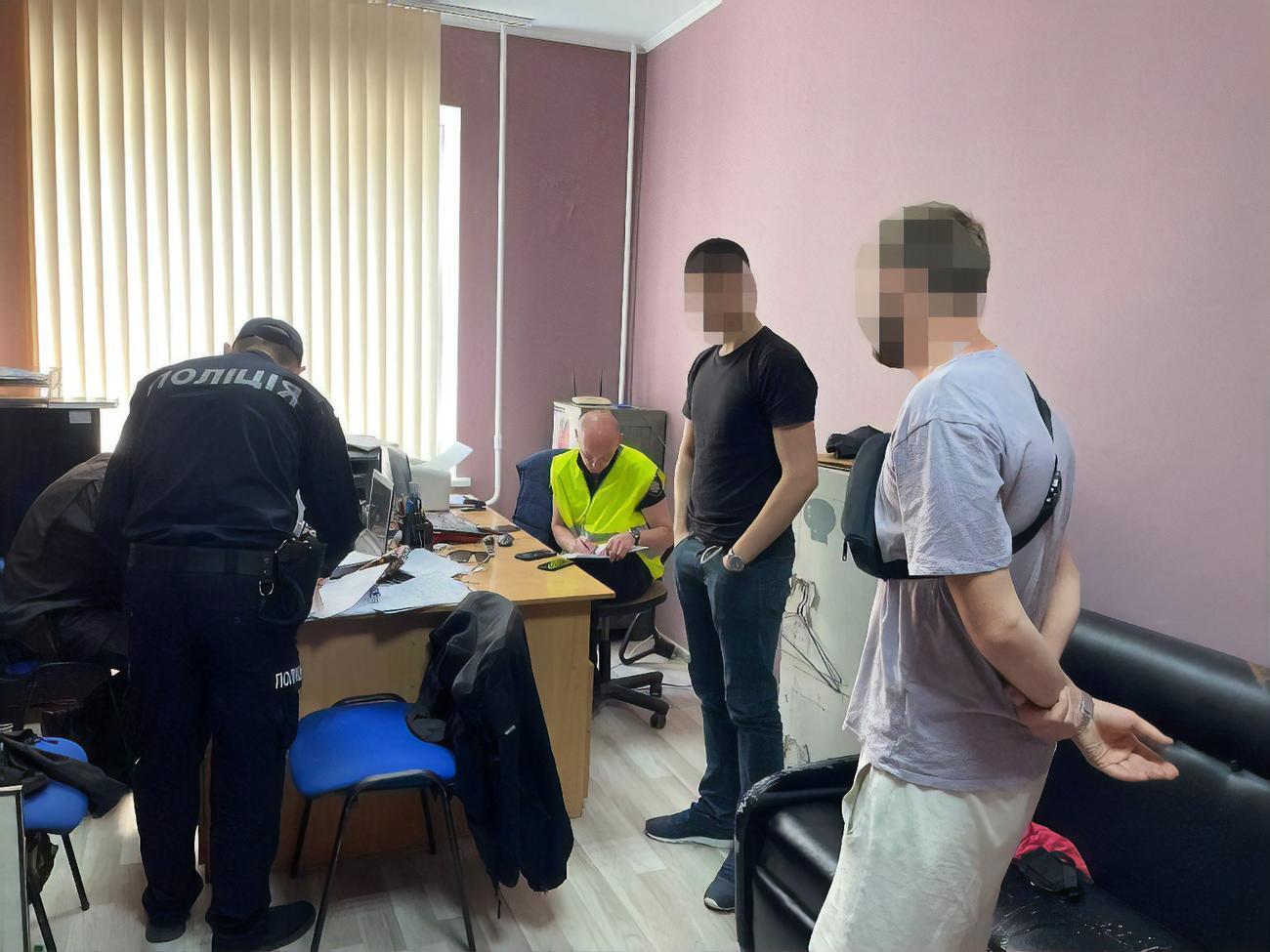 Жителей Киева, снимавших работу ПВО, доставили в Святошинское управление полиции для дачи объяснений, после чего передали сотрудникам СБУ, рассказали правоохранители