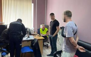 Жителей Киева, снимавших работу ПВО, доставили в Святошинское управление полиции для дачи объяснений, после чего передали сотрудникам СБУ, рассказали правоохранители