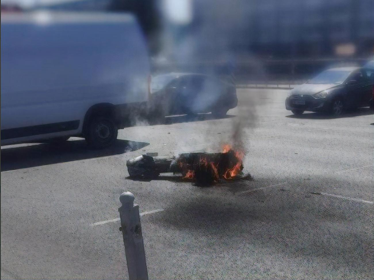 Кличко опубликовал фотографию с места падения обломков ракеты во время воздушной тревоги в Киеве