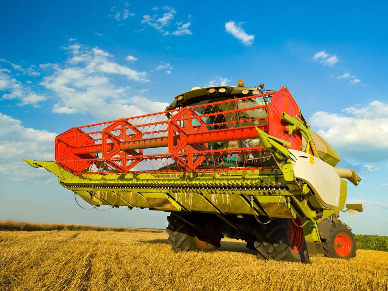 Окупанти забирають комбайни у фермерських господарств у Сватовому, які у зв'язку з виїздом власника не можуть надати документів на право власності, розповіли у Генштабі ЗСУ