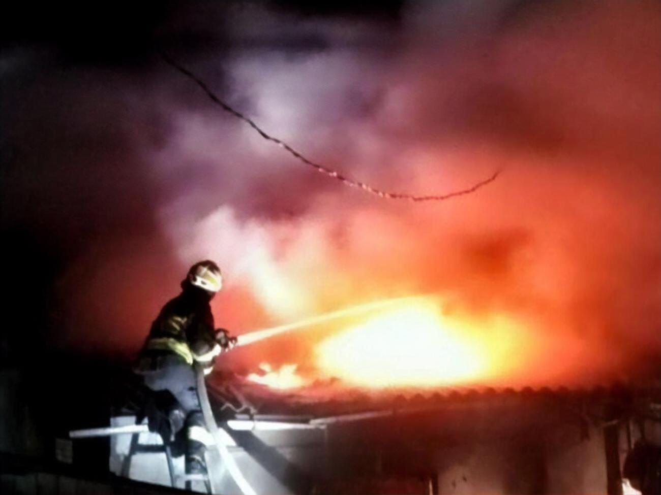 За даними обладміністрації, станом на ранок рятувальники загасили вогонь