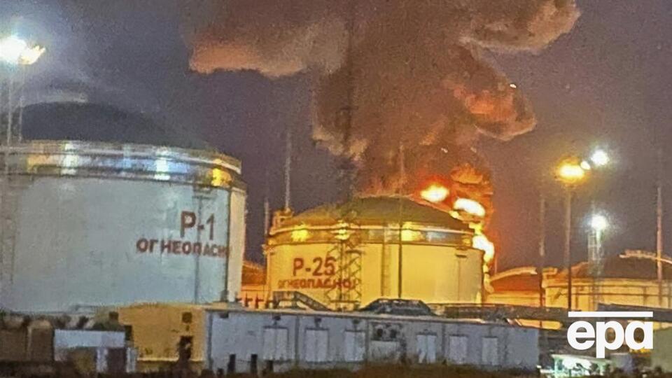 По словам Кондратьева, на место возгорания стянуты пожарные расчеты, МЧС и экстренные службы