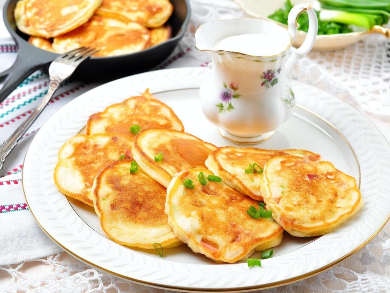 Оладьи можно подавать со сметаной